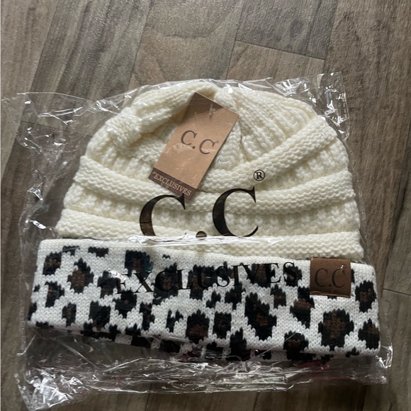 NWT Women’s Cuffed C.C. Beanie in Ivory Leopard - Picture 5 of 6